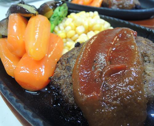 イノシシの肩肉 最後はやっぱりハンバーグに 野菜もりもり 地道にお弁当